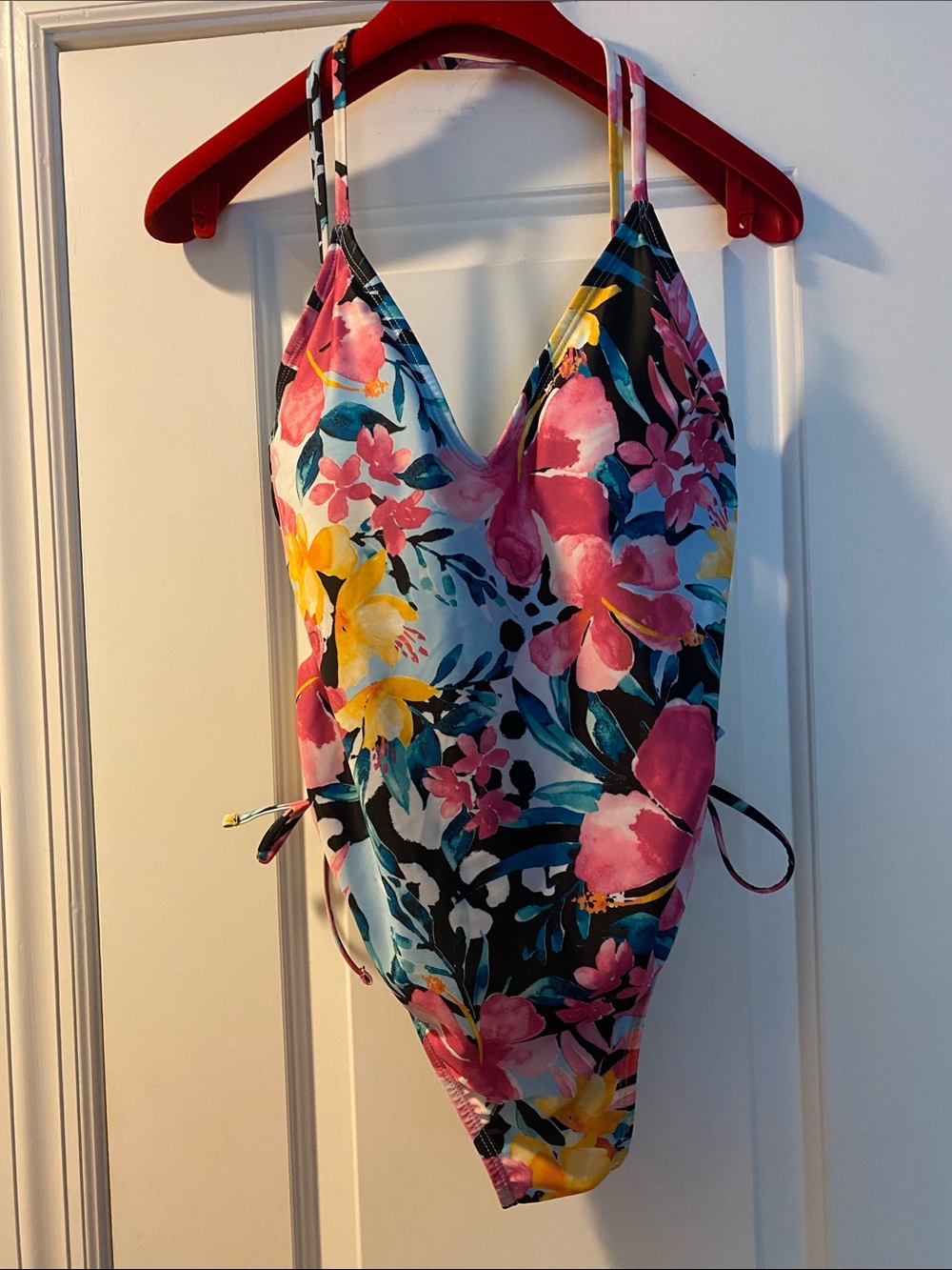 BCBG Paris Beautiful Print Slimming Body Contouring Halter Swimsuit NWT